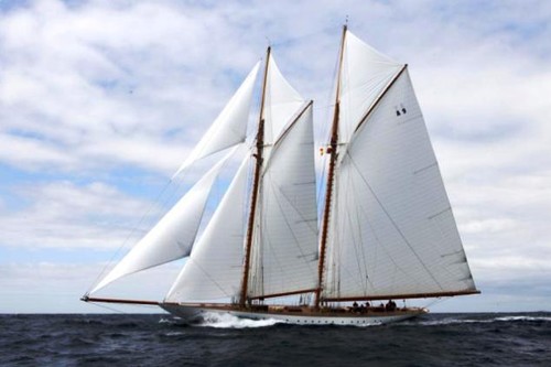 Elena under full sail © SW